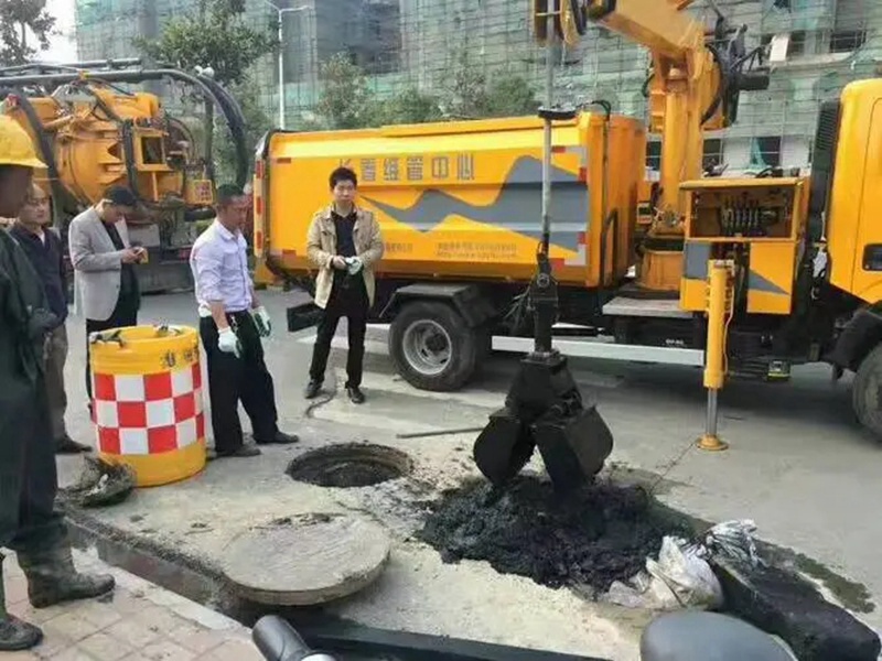 卧龙街道：网格员化身“清道夫”，为民解忧疏通“堵心”化粪池
