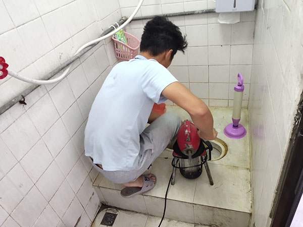 卧龙肥皂掉到马桶里把马桶堵住了怎么办？马桶堵住了怎么办
