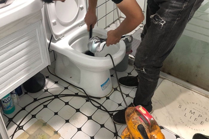 卧龙马桶堵塞自己疏通还是找师傅?专业上门服务让你省时更省心