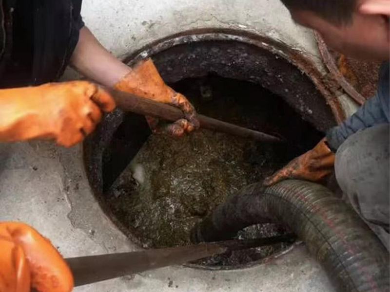 卧龙清理化粪池时如何避免沼气的危害?